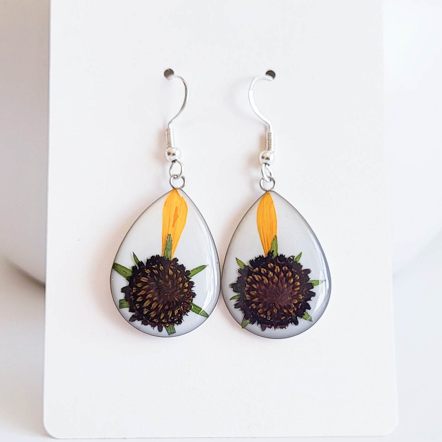 Resin flower earrings, dried flower earrings, pressed flower earrings, botanical earrings, botanical jewelry, gift for her, gift for women
