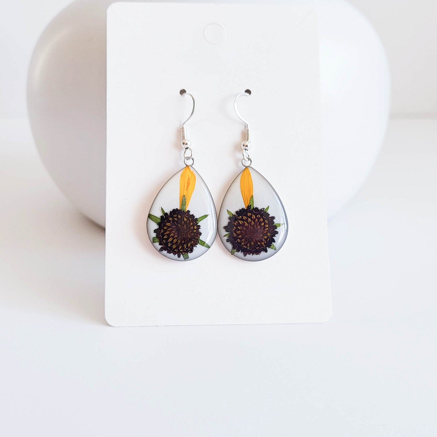Resin flower earrings, dried flower earrings, pressed flower earrings, botanical earrings, botanical jewelry, gift for her, gift for women