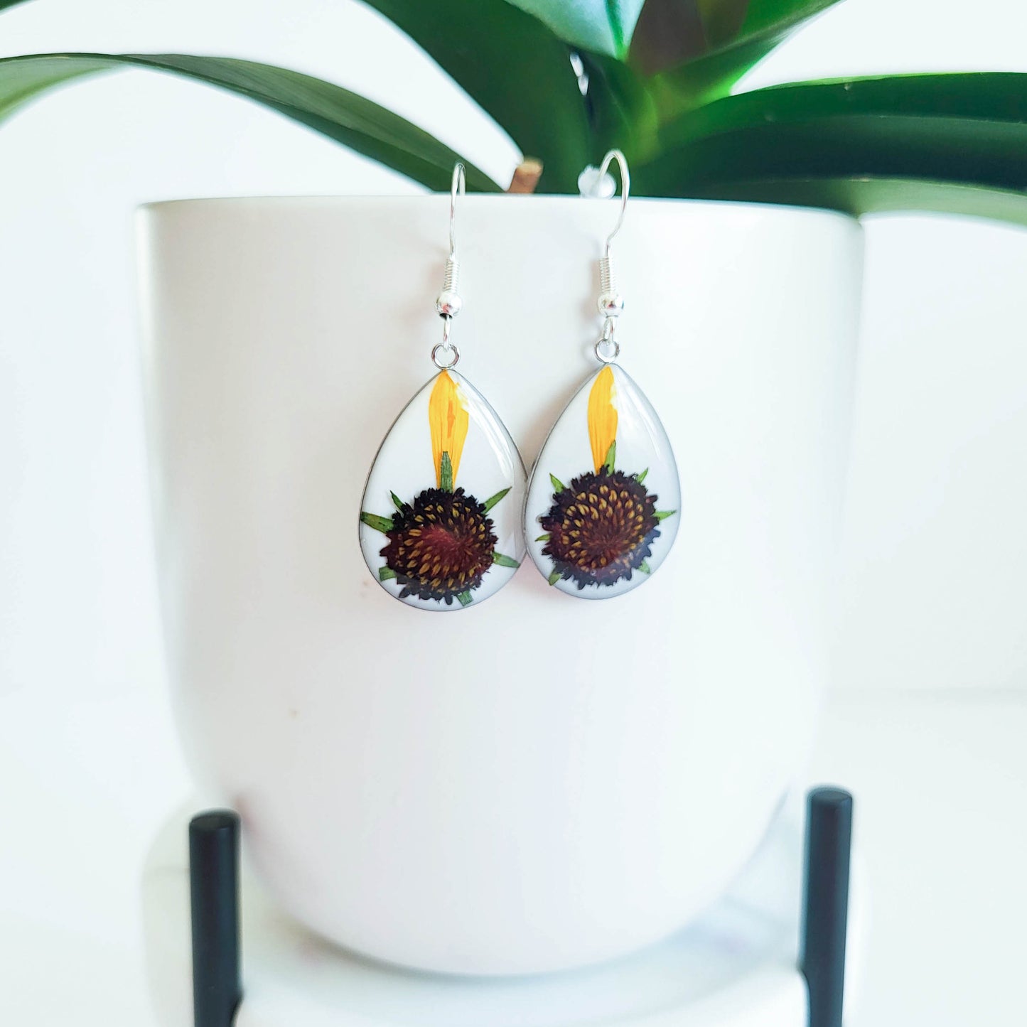 Resin flower earrings, dried flower earrings, pressed flower earrings, botanical earrings, botanical jewelry, gift for her, gift for women