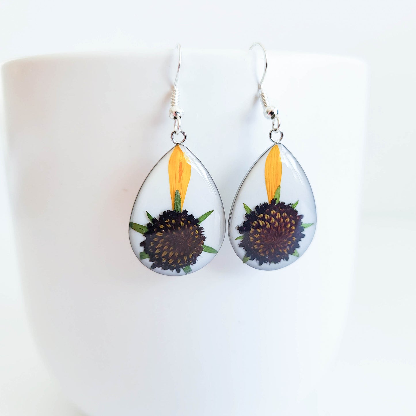 Resin flower earrings, dried flower earrings, pressed flower earrings, botanical earrings, botanical jewelry, gift for her, gift for women