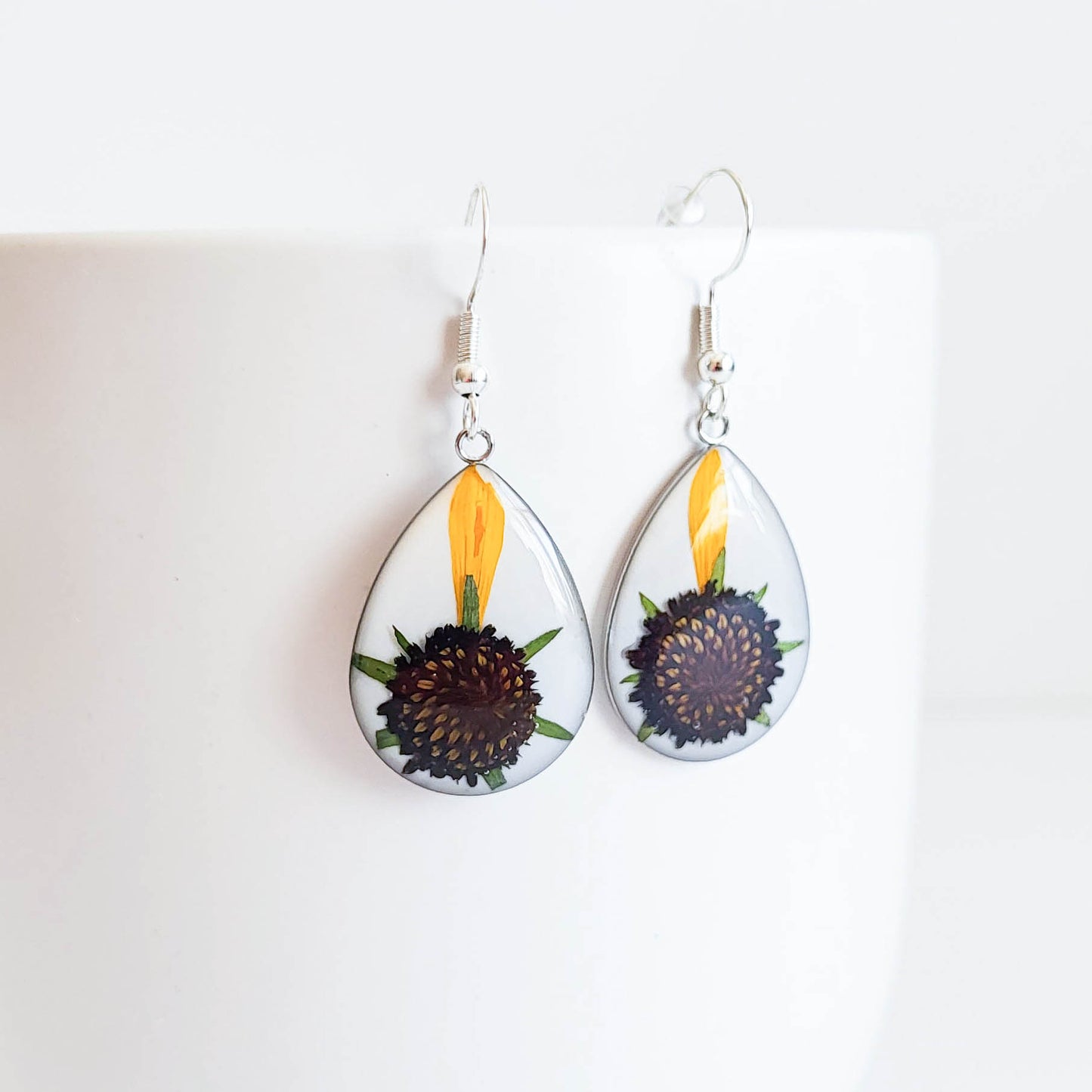 Resin flower earrings, dried flower earrings, pressed flower earrings, botanical earrings, botanical jewelry, gift for her, gift for women