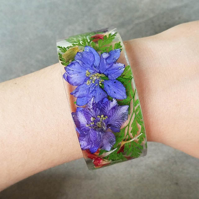 Real flower in resin cuff bracelet, plant lover gifts, nature lover gift, pressed flower jewelry, chunky cuff bracelet, spring gift trends