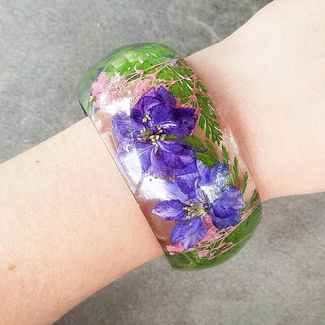 resin bracelet with real pressed flowers, july birth flower birthday gift ideas, real flower jewelry, botanical jewelry, chunky bracelet