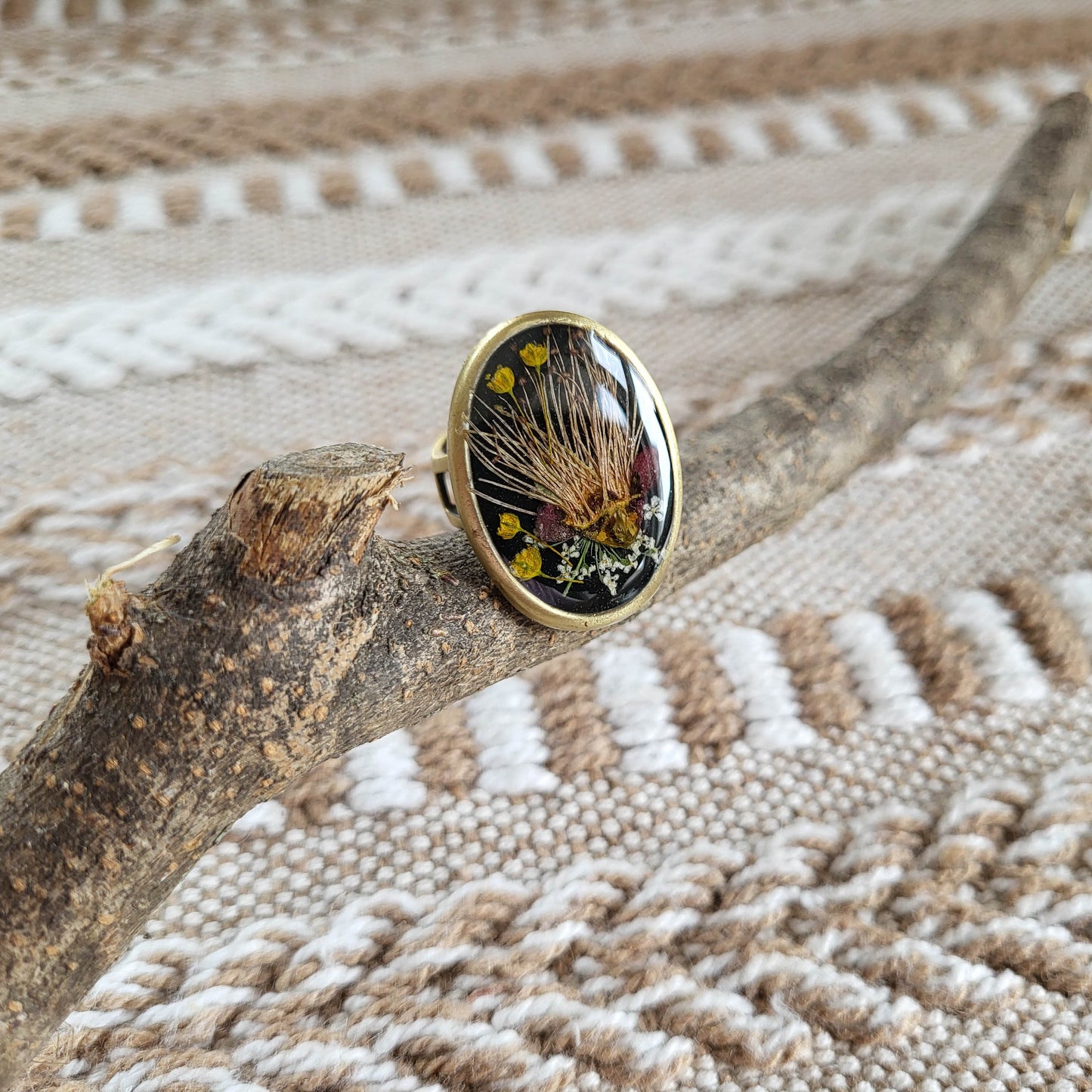 Real flower ring, black resin ring, plant ring, nature resin ring, nature jewelry, resin jewelry, unique resin rings, botanical jewelry