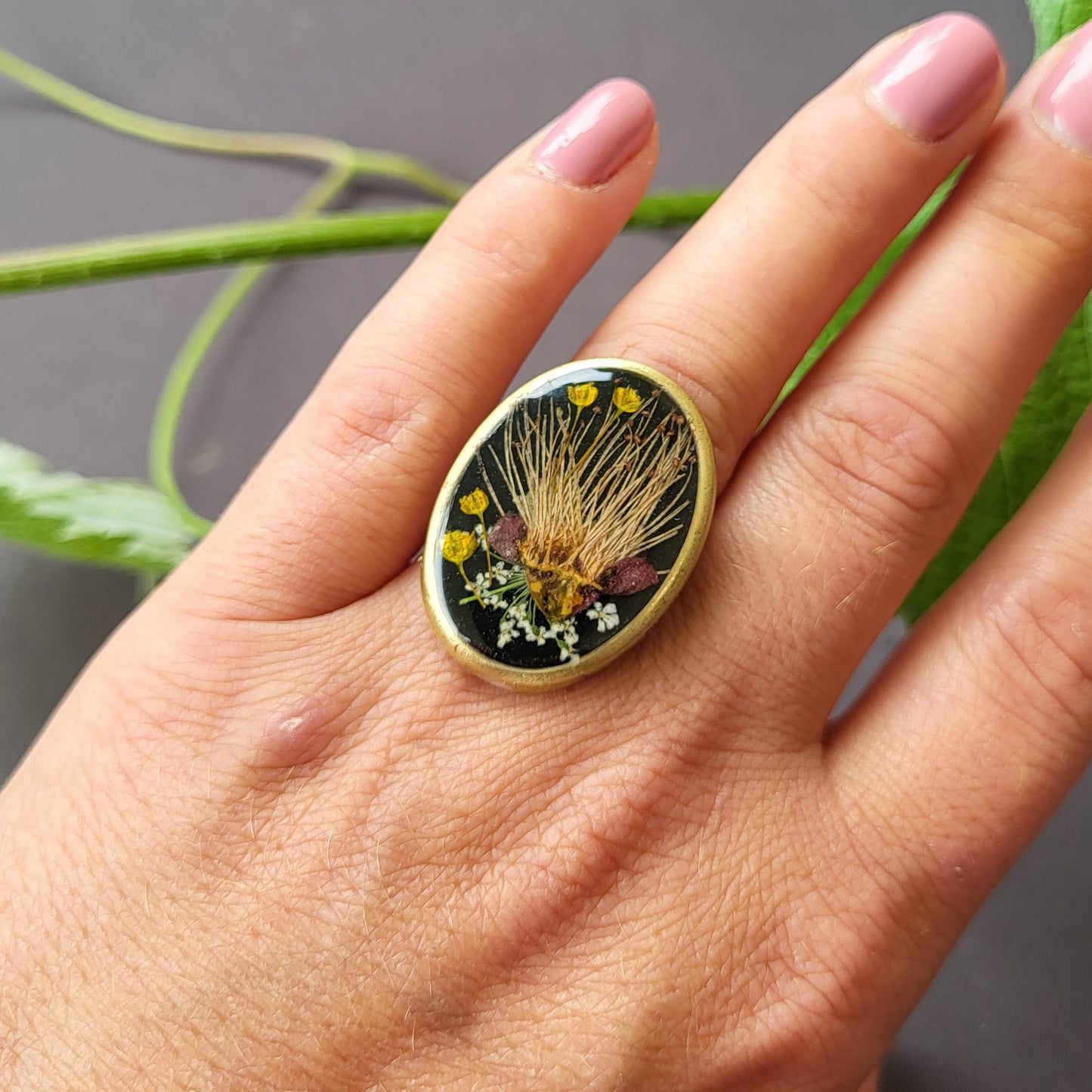 Real flower ring, black resin ring, plant ring, nature resin ring, nature jewelry, resin jewelry, unique resin rings, botanical jewelry