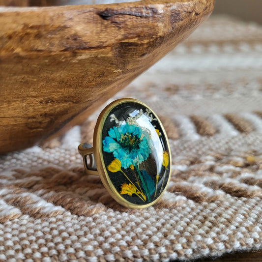 Black resin ring, real flower ring, nature resin ring, resin jewelry, nature inspired jewelry, nature gifts, nature lover jewelry, gifts