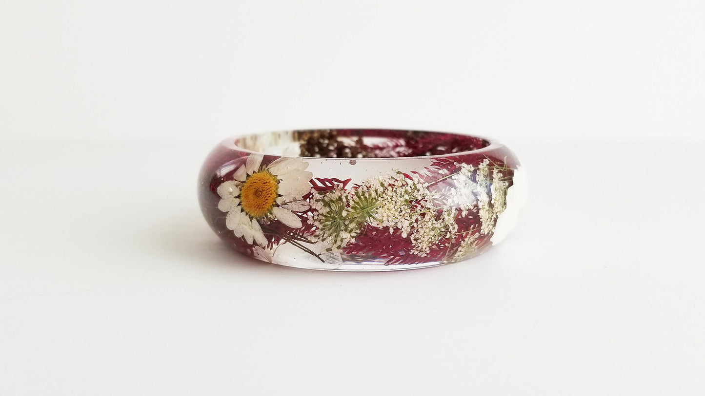 Real daisy and pine bangle, real flower bangle, pressed flower jewelry, unique gift for her, nature gifts, resin bangle, preserved flowers